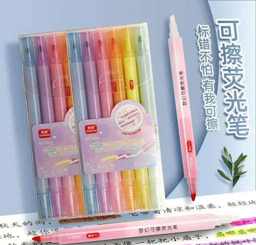 A set of six pastel highlighter pens in a clear plastic case, shown alongside two loose pens and printed paper on a light blue background with Chinese promotional text.