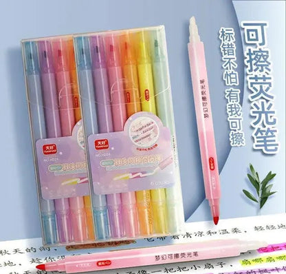 A set of six pastel highlighter pens in a clear plastic case, shown alongside two loose pens and printed paper on a light blue background with Chinese promotional text.